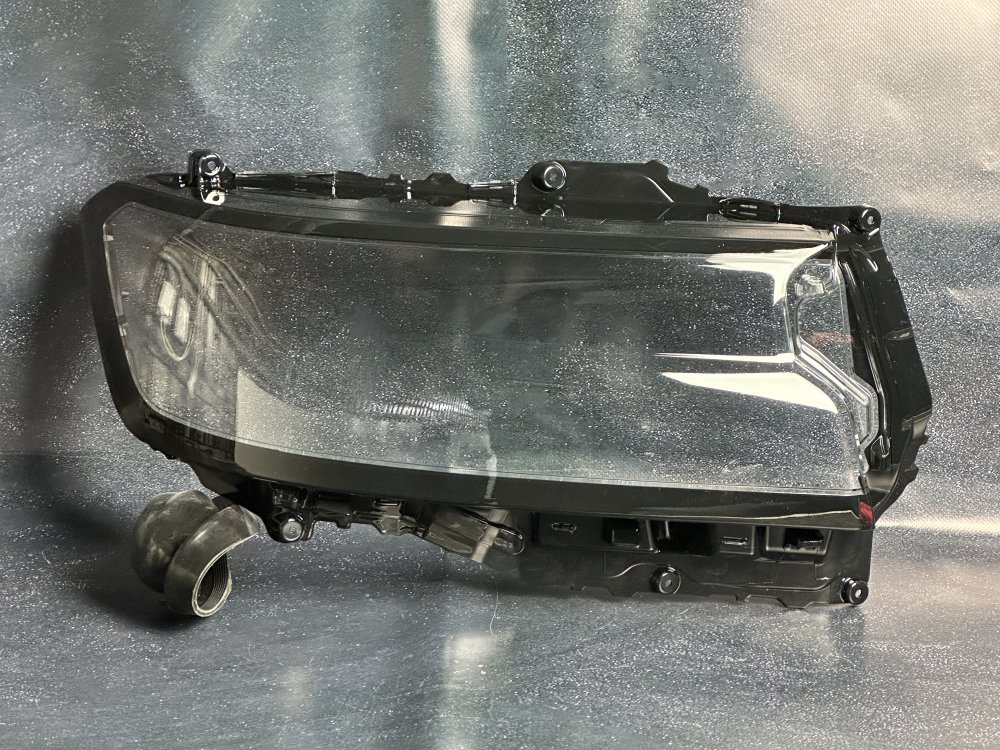 Скло фари для TOYOTA LAND CRUISER J300 (2021-2023) праве